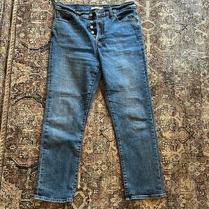 Barely worn Levi s Wedgie Straight Fit Jeans 31 x 28. Color: Love In The Mist